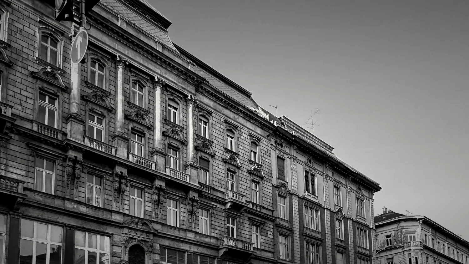 Fachadas de una avenida europea en blanco y negro