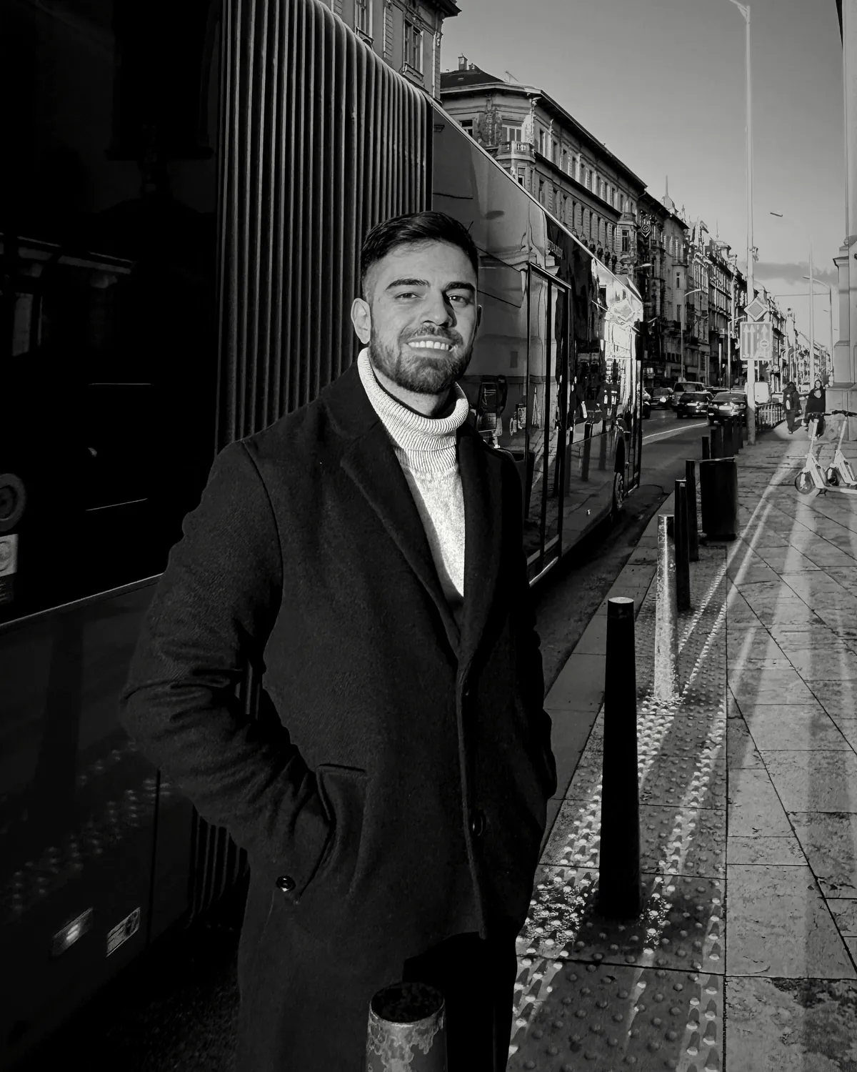 Nahuel Ponce de pie en una calle al atardecer, en blanco y negro